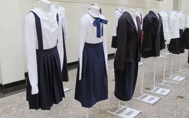 Estudantes de Bicester, no Reino Unido, lançaram petição para banir uniformes escolares da pornografia. Muitas colegas …