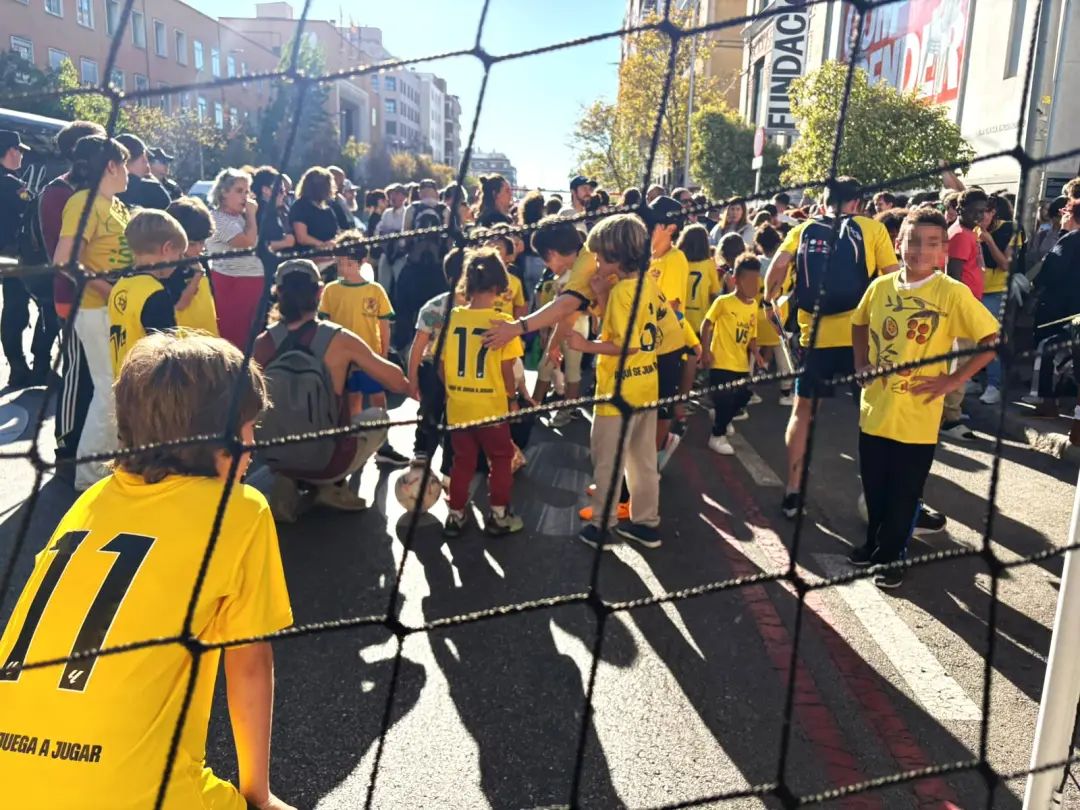 Los Dragones de Lavapiés cortaram um corredor na Ronda de Valencia em Madrid pra protestar. O clube tá usando a via púb…