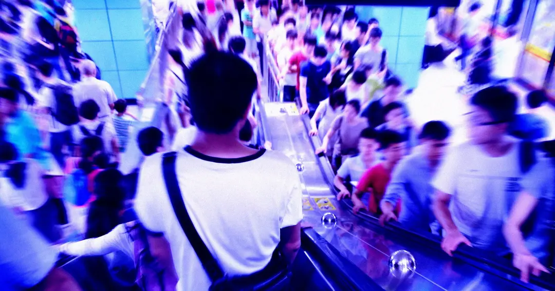 Um centro de trem de alta velocidade em Guangzhou atendeu um milhão de passageiros em um único dia. A capacidade máxima…