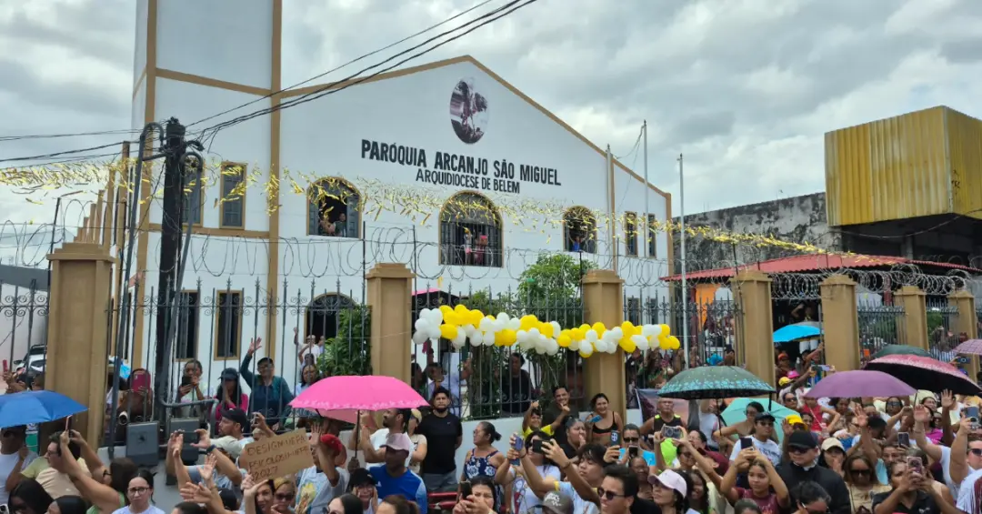 Rua São Benedito foi tomada por romeiros durante o traslado da imagem peregrina de Nossa Senhora de Nazaré no Jaderlând…