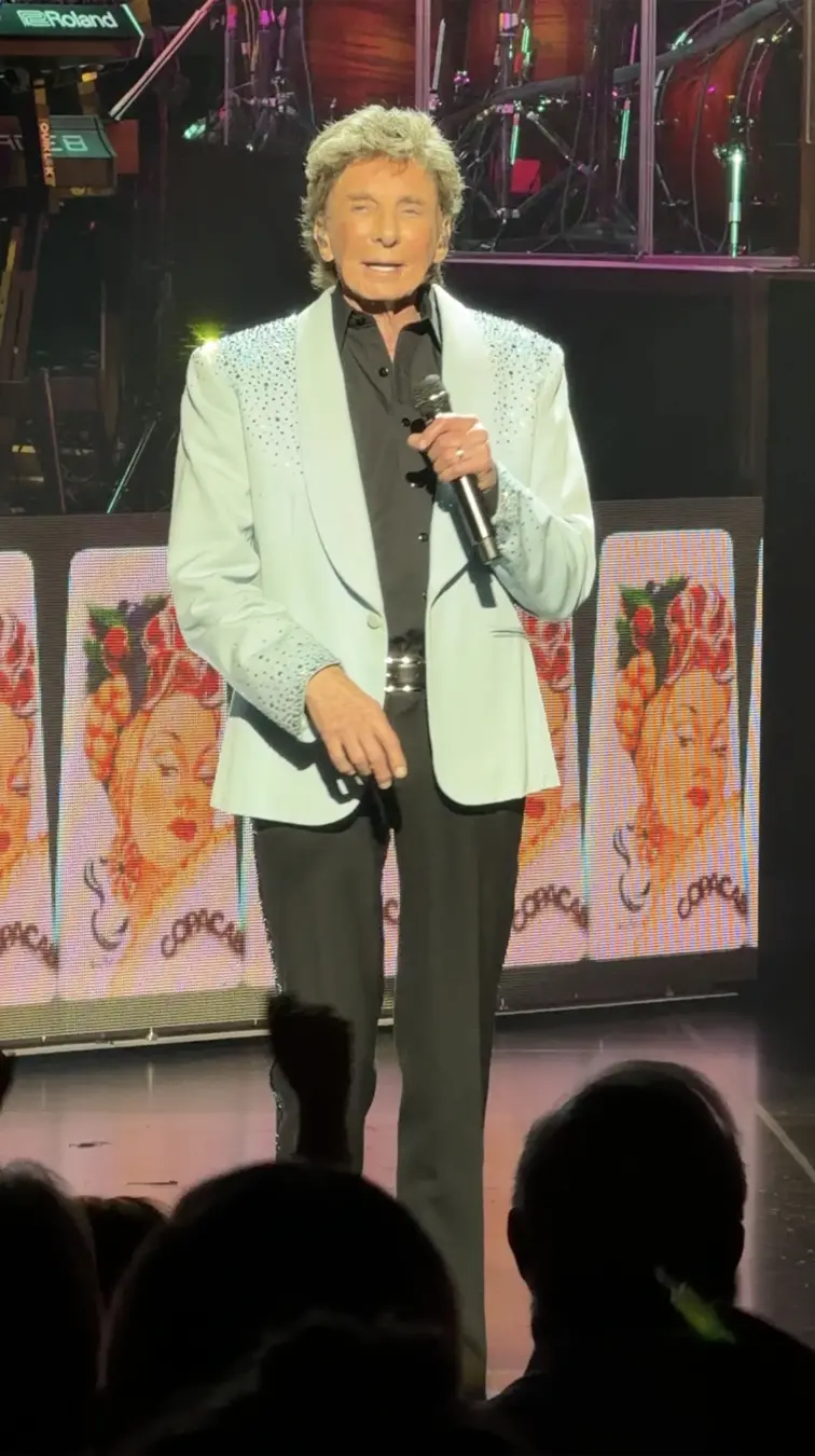 Barry Manilow voltou ao palco no International Theater at the Westgate Las Vegas Resort & Casino depois de seis semanas…