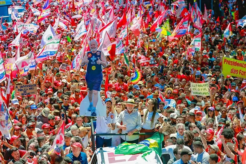 Ceilândia, DF, viu Lula defender o fim da escala 6x1 durante a primeira caminhada de rua no segundo turno. Reduzir a jo…