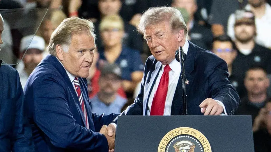 Michigan, EUA. Trump declarou que Mike Rogers teria obliterado Abdul El-Sayed no debate do Senado. Aquele tom de batalh…