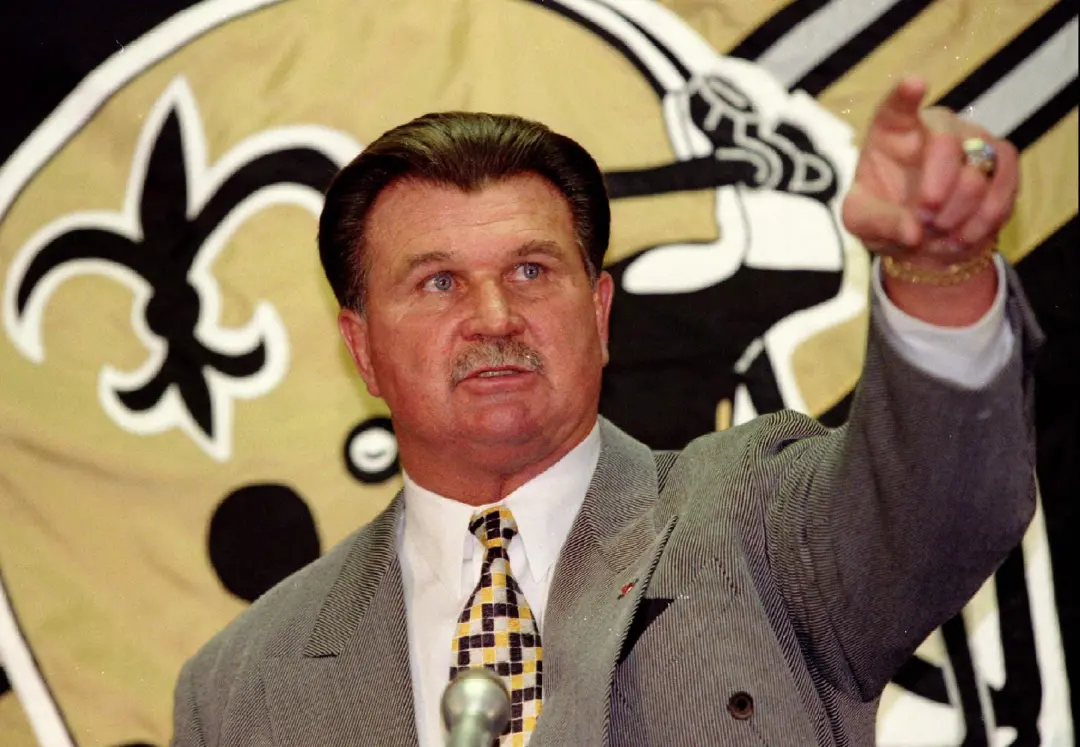 Mike Ditka, ícone do futebol americano, era uma figura imponente que intimidava no encontro com Dan Campbell na época d…