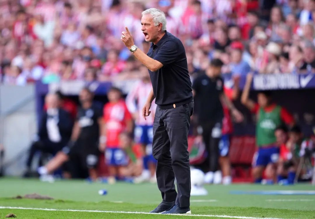 Mourinho defendeu Dean Huijsen depois de fotos dele com celular no carro perto de casa de Thiago Pitarch. A mídia fez e…