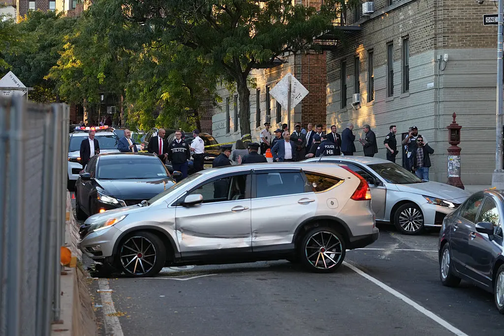 New York Cidade, um agente de imigração atirou em Oscar Belgal. Vídeo do NYPD mostra a chegada de dois policiais à cena…