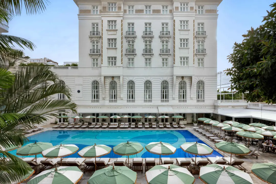 Piscina do Copacabana Palace reabriu com novo desenho em suas pastilhas de vidro italianas. O formato rompe com a geome…