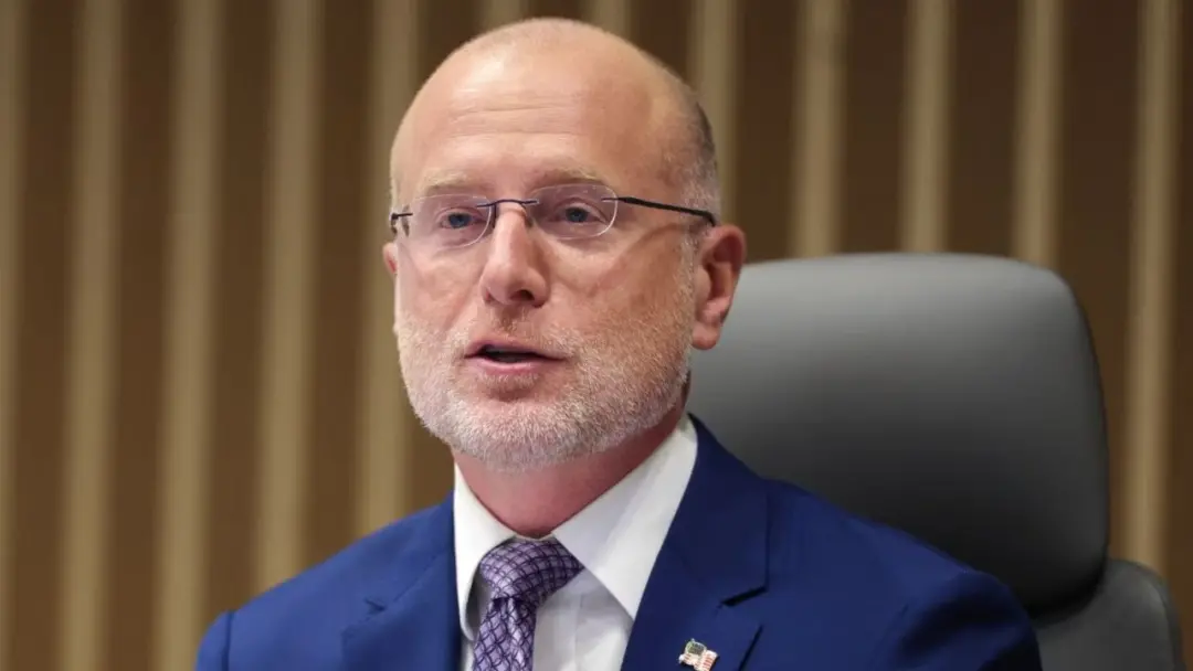 Brendan Carr evitou falar sobre a transmissão ao vivo de uma execução pública do Pentágono, dizendo que confia no Secre…