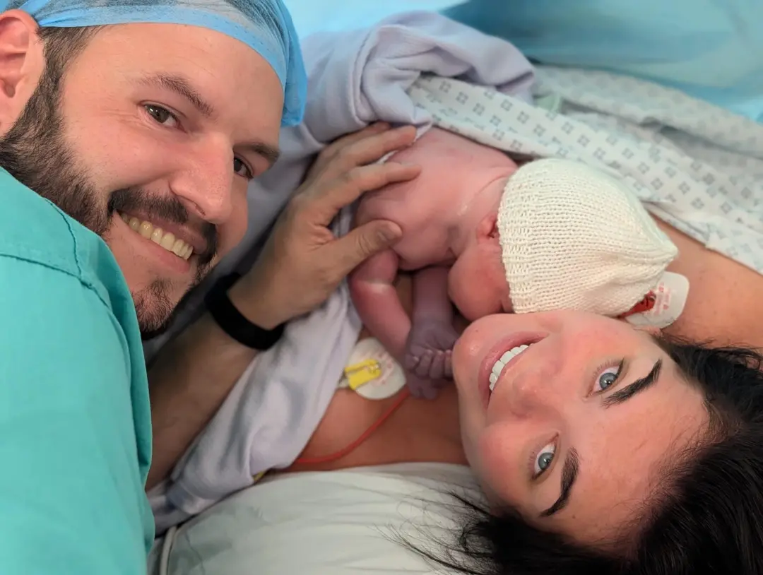 Scarlett Moffatt deu à luz o segundo filho, um menino, junto com o parceiro Scott Dobinson. É um momento bom de família…