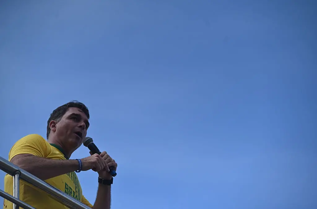 Flávio Bolsonaro promete reajustar salário mínimo acima da inflação caso chegue à Presidência, mantendo programas socia…