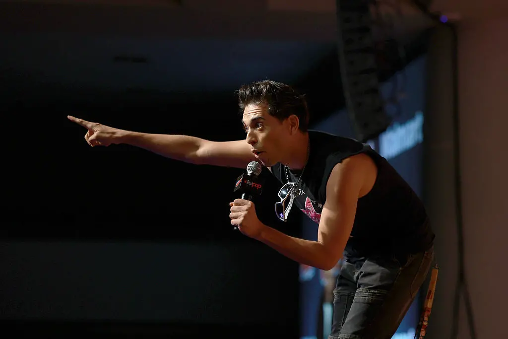 Em Nova York City Comic-Con, o ator Brandon Rogers ameaçou um fã que o interrompeu repetidamente durante o painel de He…