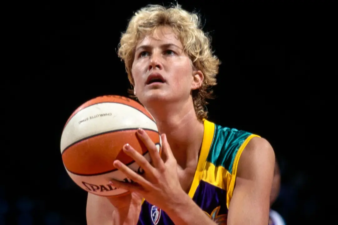 Heidi Burge Horton, antiga estrela de basquete da Universidade da Virgínia, faleceu aos 54 anos. A carreira dela e de s…