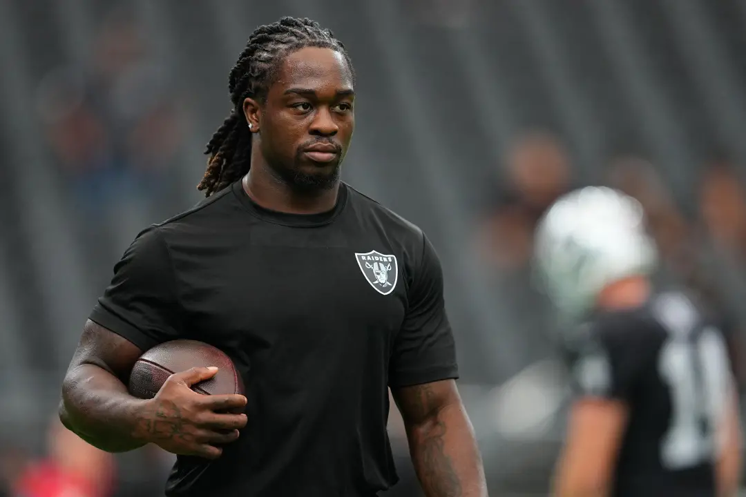 Ashton Jeanty dos Raiders tá com lesão no pé e questionável pra jogar domingo contra o Patriots. É um prejuízo pra ofen…