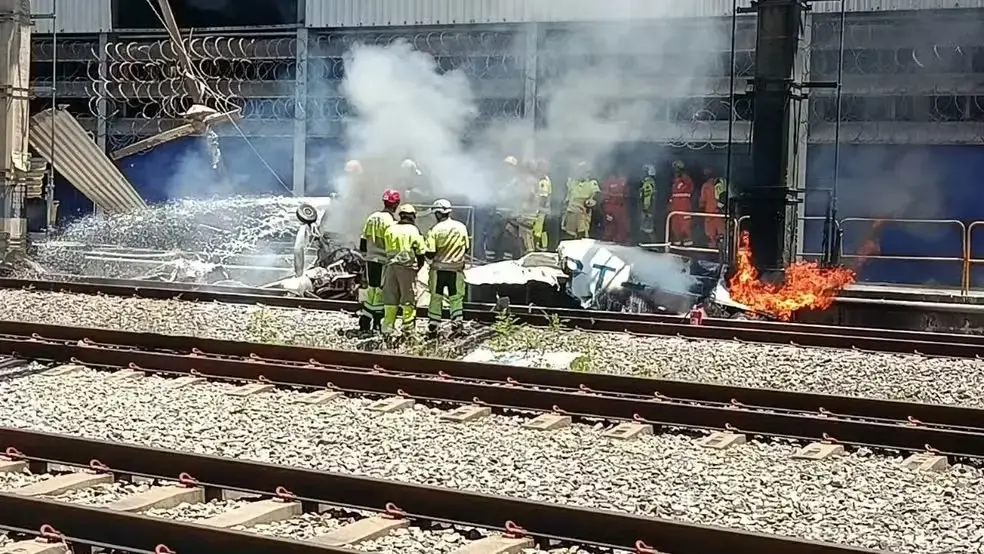 Caiu um avião monomotor no pátio de manutenção do metrô em Belo Horizonte, matando o piloto. O acidente, que atingiu a …