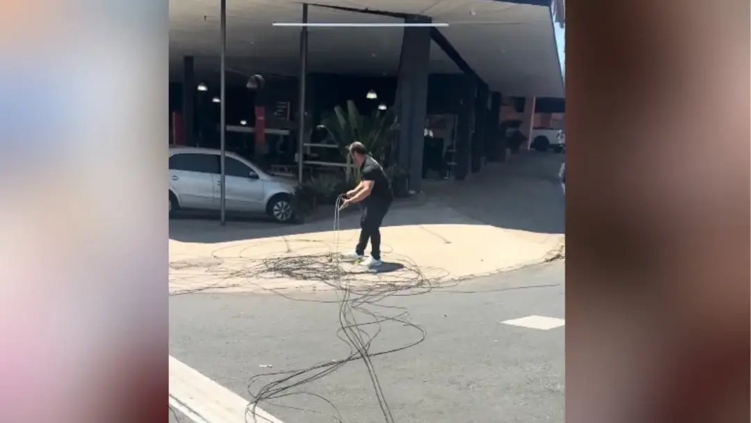 Setor Aeroporto, em Goiânia, teve comerciantes sem internet na manhã de sexta-feira, depois que um caminhão derrubou fi…