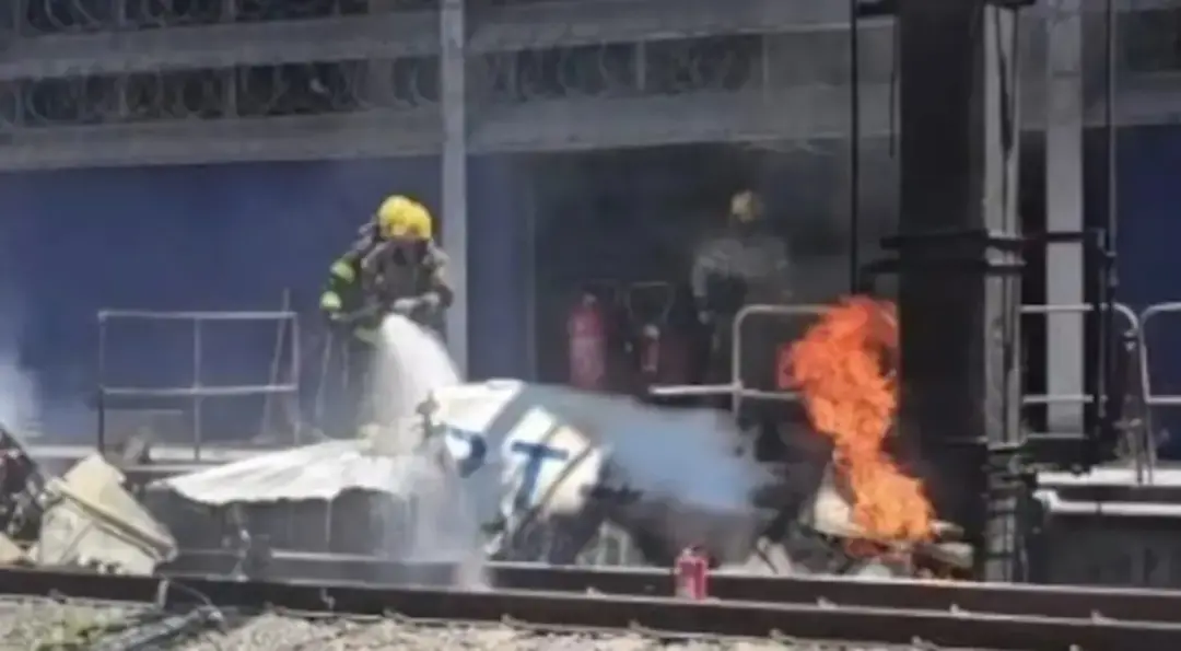 Monomotor atingiu estrutura e fiação do galpão de manutenção do metrô em Belo Horizonte, causando a morte do piloto. É …