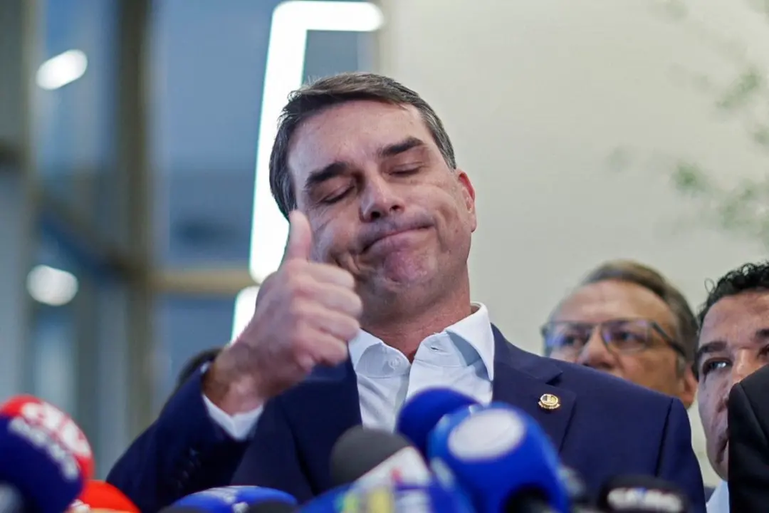 Flávio Bolsonaro disse no Rio que vai garantir o Bolsa Família e não vai acabar com ele, mesmo com boataria do PT. Ele …