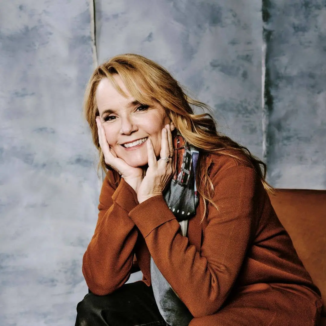 Lea Thompson, a cara de Back to the Future, tá produzindo Anna Pigeon aos 65 anos. Dá pra ver que com tempo e experiênc…