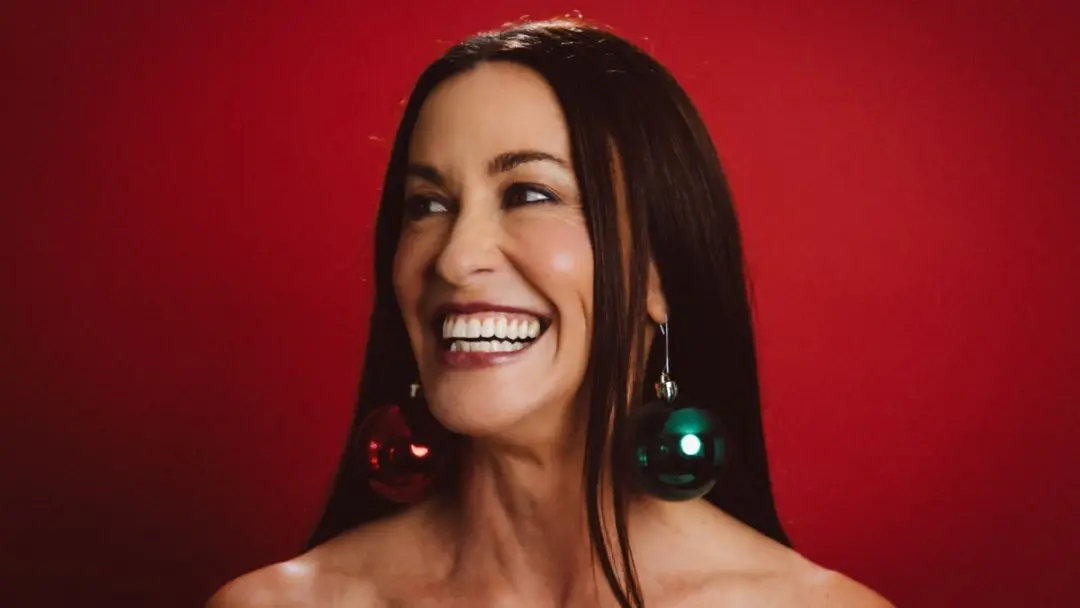 Alanis Morissette lança seu primeiro álbum de Natal, Good Weather for Immaculate Conception, dia 6 de novembro. Curto c…