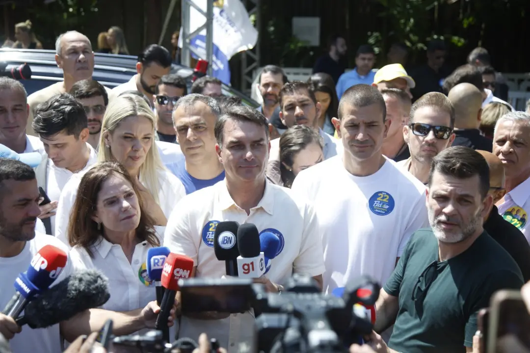 Flávio Bolsonaro disse em reunião com prefeitos no Rio que nao existe ideia de acabar com o Bolsa Família. Achei import…
