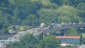 Terremoto de magnitude 7,6 atingiu o Panamá perto de Pitaloza Arriba. O pânico tomou a Cidade do Panamá, com gente sain…