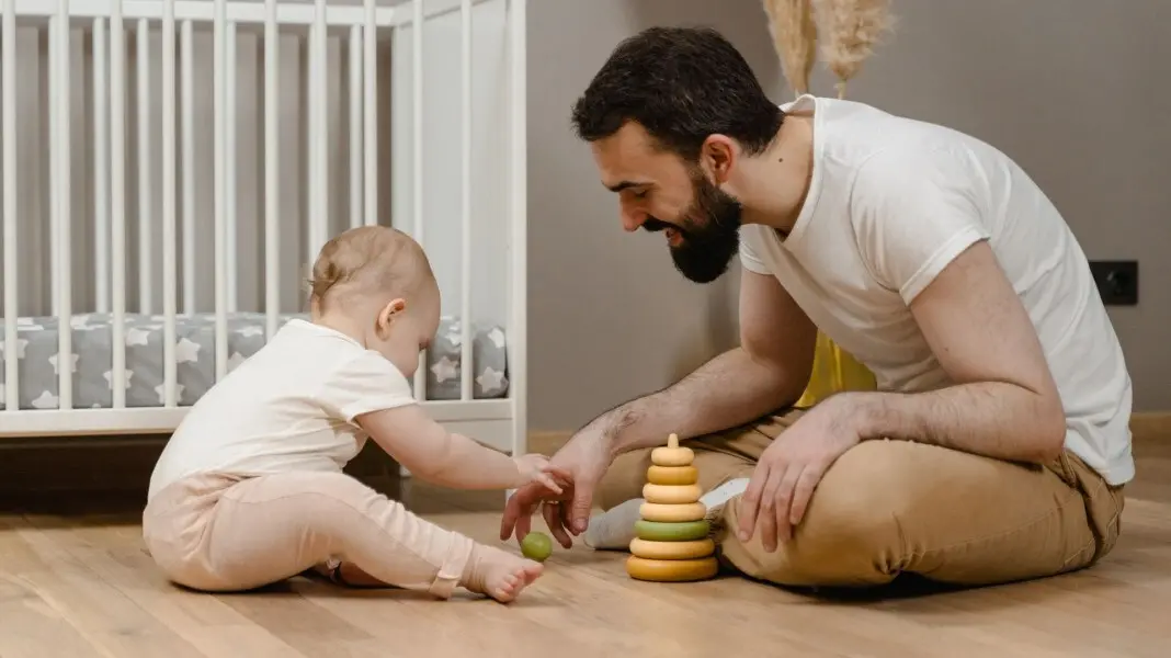 Quinze brincadeiras simples ajudam o desenvolvimento infantil. As atividades domésticas, como cozinhar ou fazer piqueni…