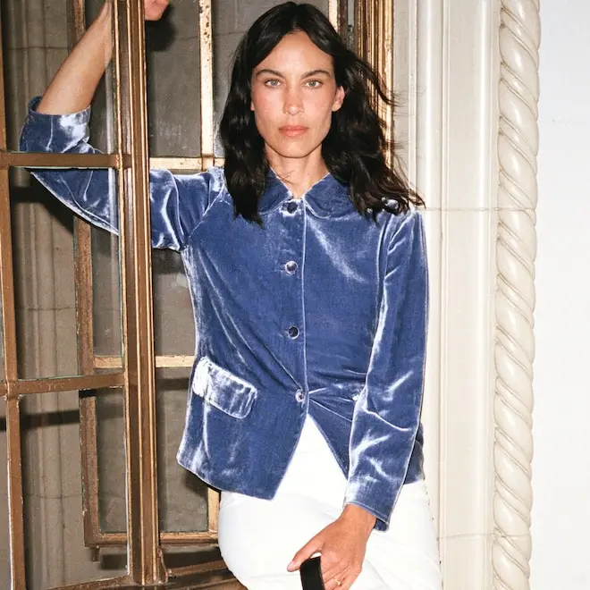 Alexa Chung lançou uma coleção com a Reformation misturando estilo britânico, anos setenta e moda indie. É um acervo qu…