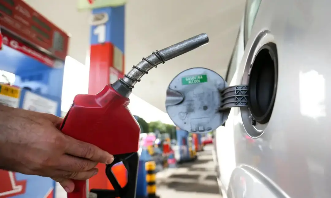 Governo zera impostos federais sobre gasolina por 30 dias, retirando tributos e ampliando o benefício anterior. A deson…