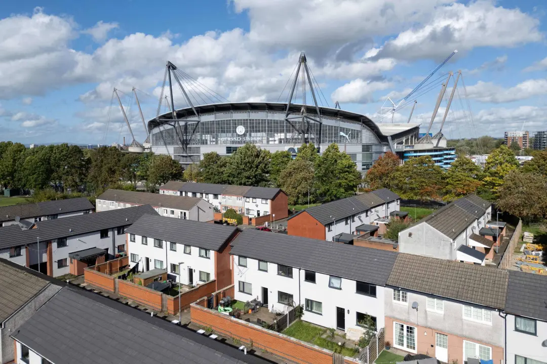 Transformação urbana no leste de Manchester, impulsionada pelo Manchester City nos últimos 20 anos, segundo Sailish Par…