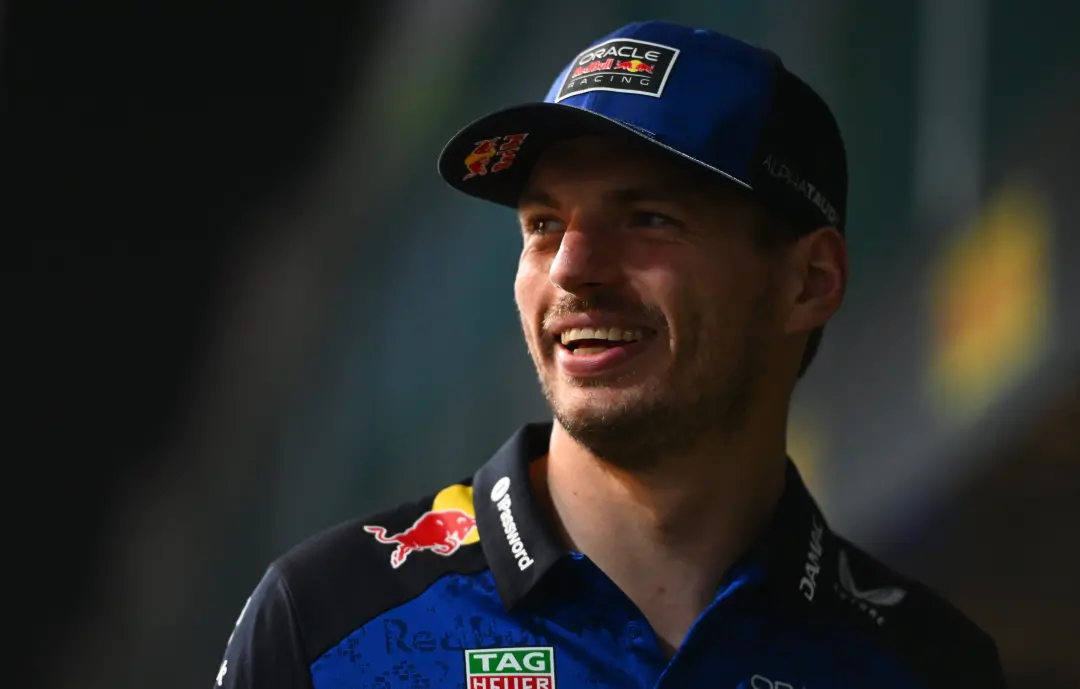 Verstappen pole em Singapura com 1min31s156, Russell em segundo e Leclerc em terceiro. É um feito para o Holandês, ele …