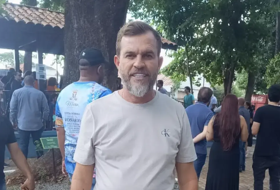 Goiânia. Pedro Azulão Jr. previu a eleição unânime de Thialu Guiotti como presidente da Câmara com os 37 votos. A artic…