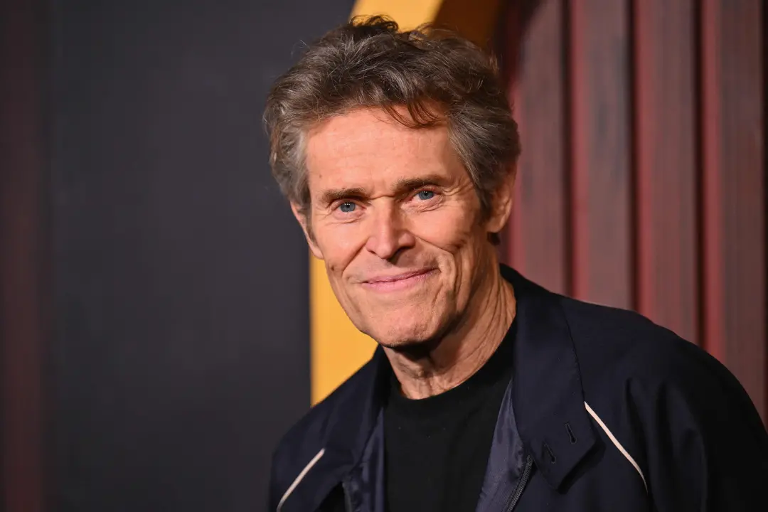 Willem Dafoe, aos 71 anos, disse que a felicidade dele tá nas tarefas simples, tipo lavar louça ou limpar esterco na fa…