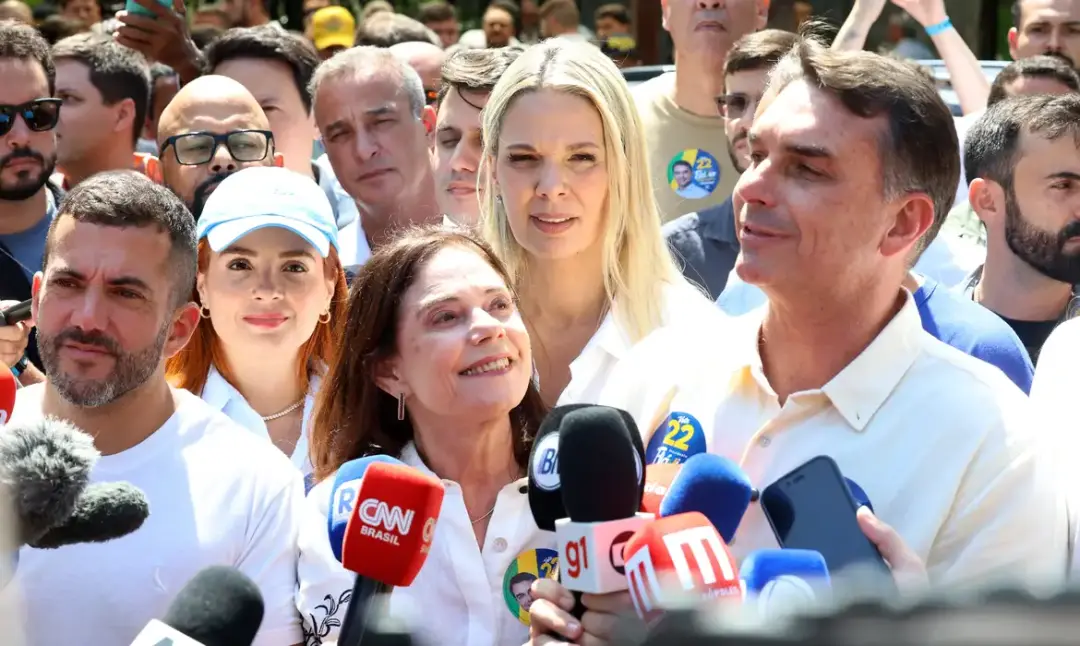 Flavio Bolsonaro afirmou manter Bolsa Família e Farmácia Popular, dizendo que são mentiras que circulam sobre acabar co…