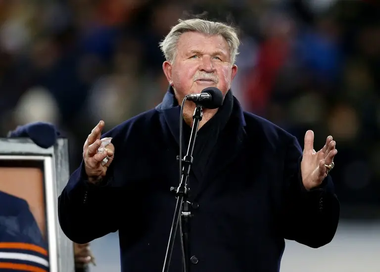 Mike Ditka, lendário da NFL, faleceu aos 86 anos. Ele marcou presença com dois títulos e dois Super Bowls, sendo um jog…
