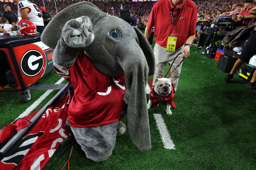 O jogo entre Georgia e Alabama tá confirmado para sábado à noite, às 19h30 ET. O clima com o furacão Isaias chegando tá…