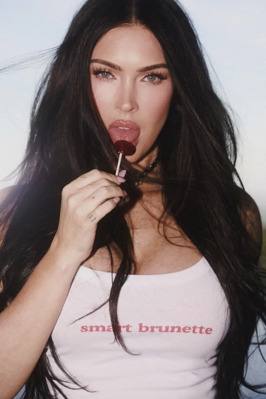 Megan Fox lançou um site pago exclusivo com imagens novas e picantes. Colaborou com o Tim Stokely, fundador do OnlyFans…