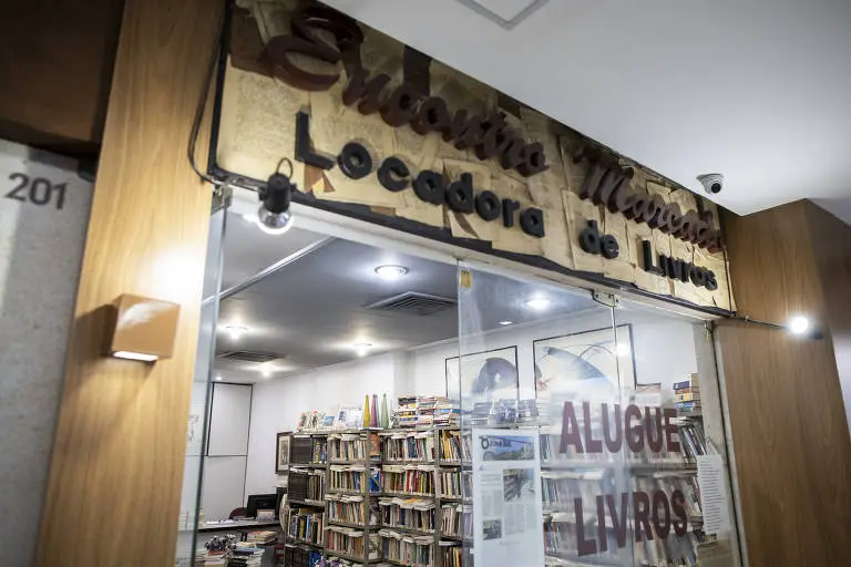 Ana Klajman mantém locadora de livros em Ipanema com curadoria sem algoritmo há 30 anos. Isso é um contraponto muito le…
