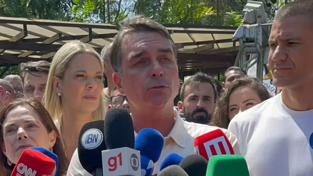 Flavio Bolsonaro falou no Rio que vai manter e ampliar Bolsa Familia e Farmacia Popular se for eleito. A ideia é juntar…