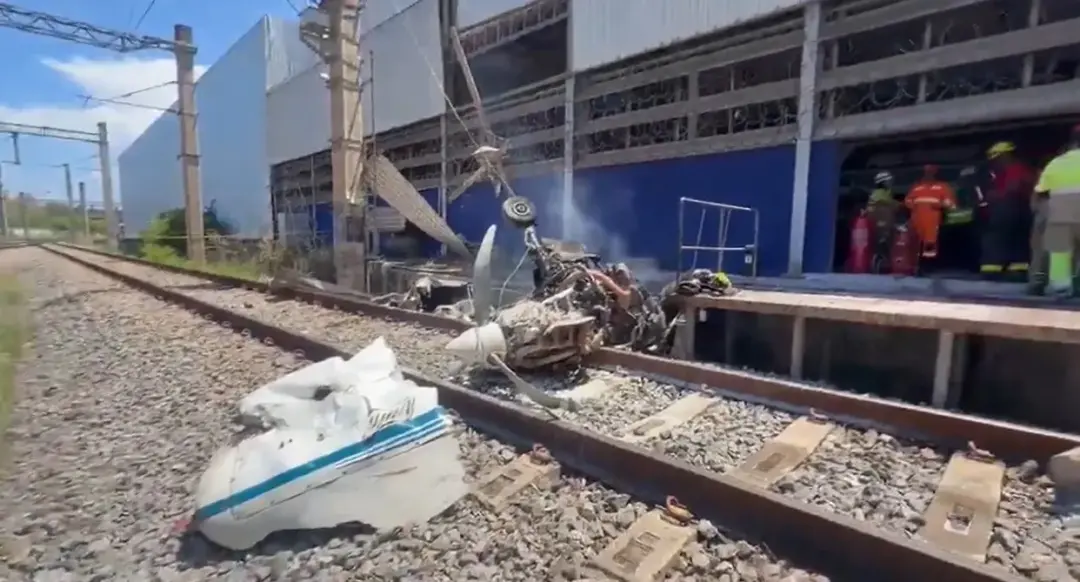 Avião pequeno caiu no pátio de manutenção do metrô em Belo Horizonte. O piloto morreu no local, e o impacto atingiu fia…