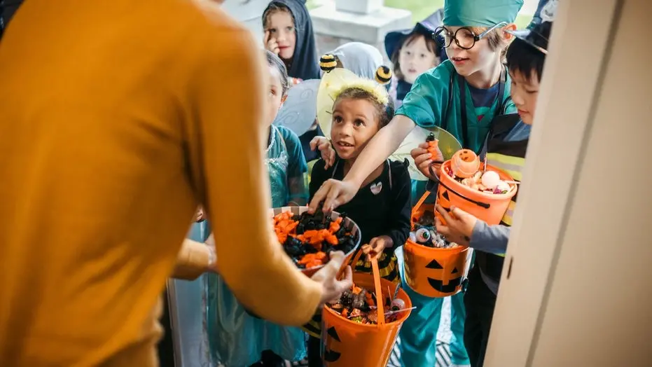 Cinco libras de doces de Halloween por vinte dólares com frete grátis. É metade do preço do original de trinta e nove d…