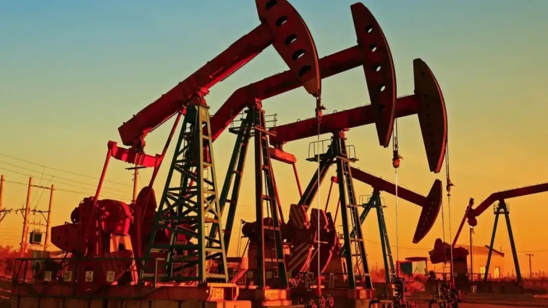 Petróleo Brent fechou em US$ 104,72, subindo 0,42% na sexta. Os investidores avaliaram os riscos de oferta por causa da…