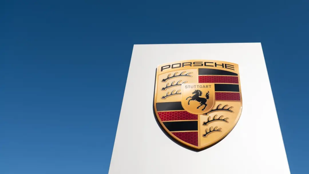 Porsche vai aumentar preço médio dos carros em 20% e cortar 8900 empregos para focar em lucro. Essa mudança mostra que …
