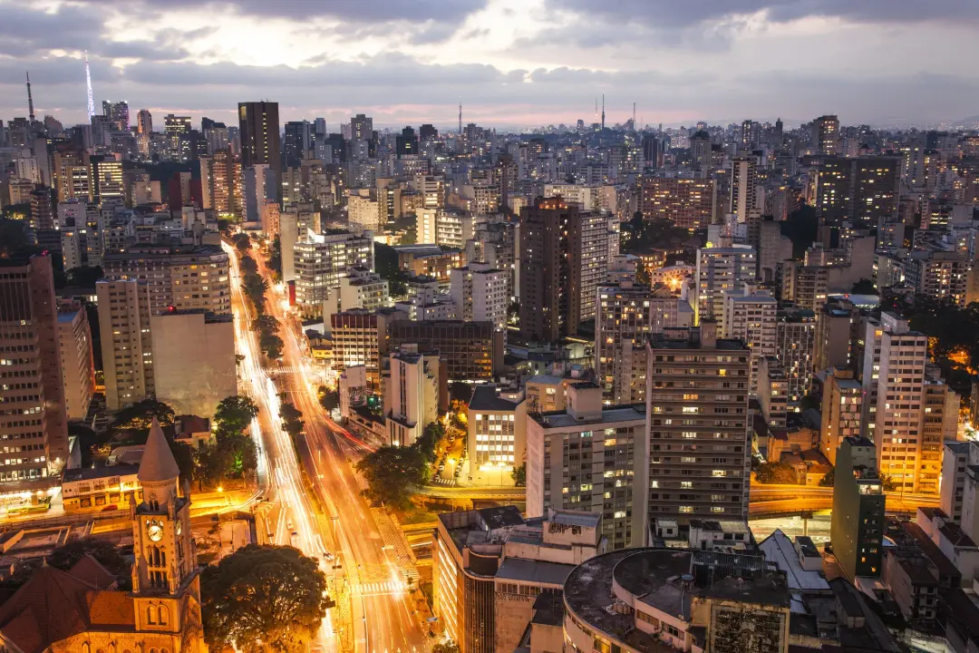 Experiência urbana se forma pela relação entre os usos de espaços como praças e o acesso ao trabalho. Planejamento que …
