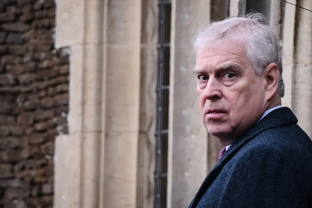 Andrew Mountbatten-Windsor entregou as chaves da Royal Lodge em Windsor e recebeu US$ 400 mil de indenização. A reforma…