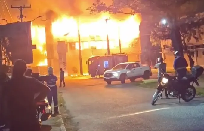 Incêndio na UFPE, a perícia tá usando drone e robô porque o prédio corre risco de desabar. A organização desse trabalho…