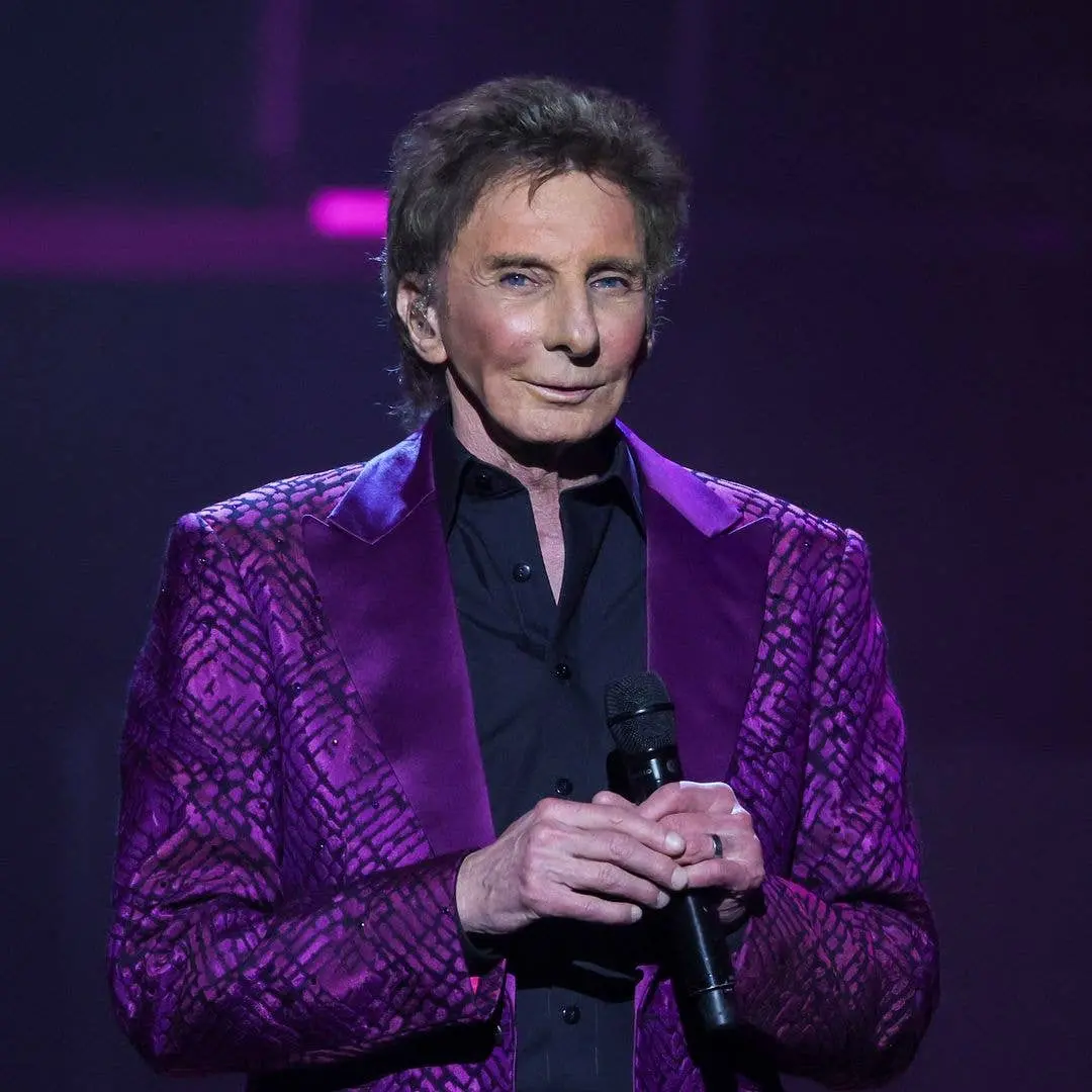Barry Manilow, aos 83 anos, voltou ao palco em Las Vegas e recebeu uma surpresa de meias por lá. Parece que a energia d…