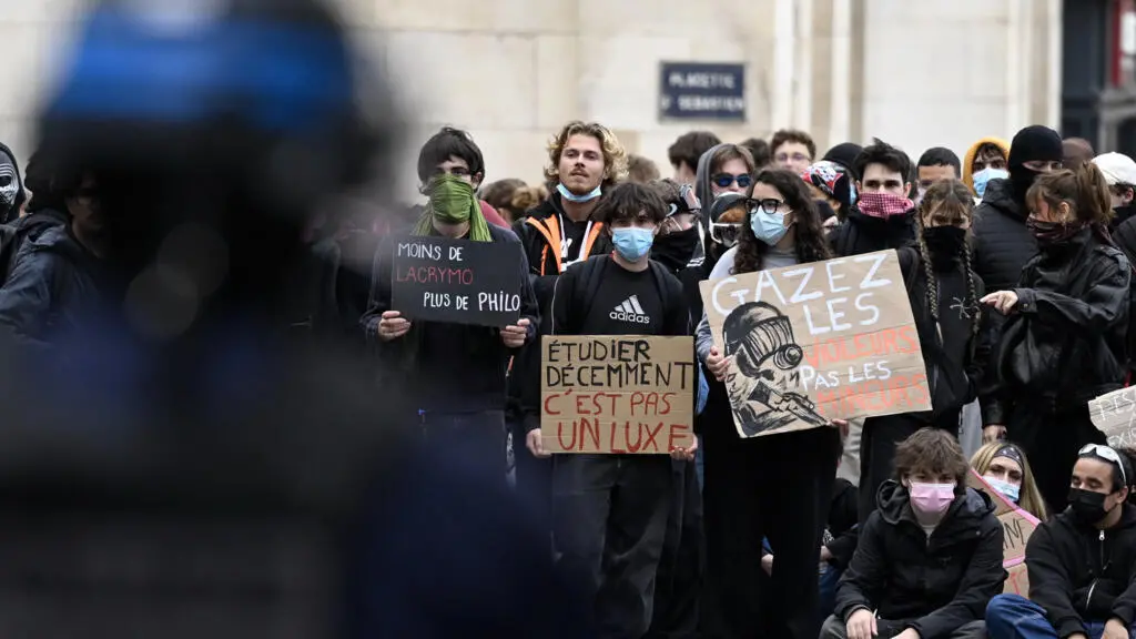Estudantes franceses mantêm protestos mesmo com o governo registrando desaceleração no movimento. A agência de direitos…