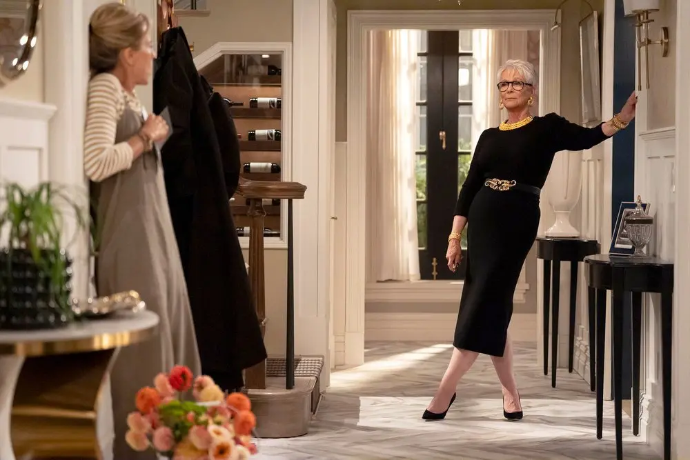 Jamie Lee Curtis e Téa Leoni se cruzam no cenário de Newlyweds, em uma cena onde Claudia confronta Jeanie na casa de To…