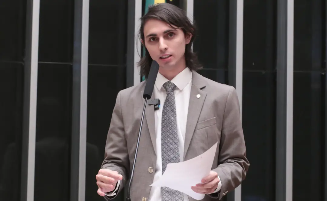 Projeto de lei na Câmara dos Deputados autoriza o uso breve de luz de cortesia entre motoristas. A ideia é um gesto de …