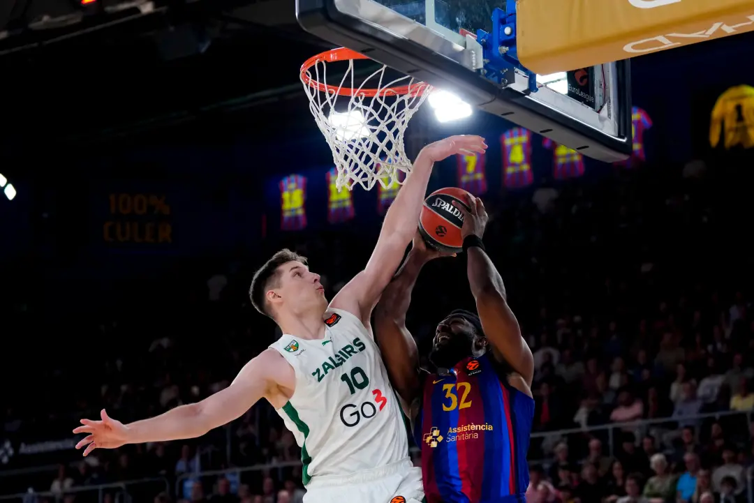 Barcelona perdeu a vitória contra Zalgiris no último quarto por falha defensiva. Esse deslize tira o Barça da zona de t…